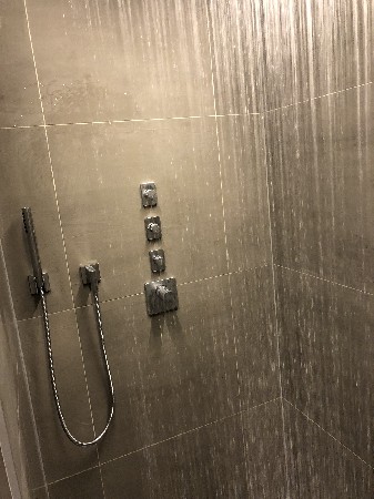 Création salle de douche à Mies<br />
<br />
- Douche à L'Italienne<br />
- Douche de tête 80 x 50 cm<br />
- Corps à encastrer 